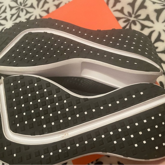 Nike Interact Run woman’s shoe BOX included